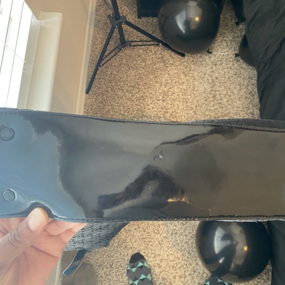 Micheal Kors Tote - Picture 7 of 8